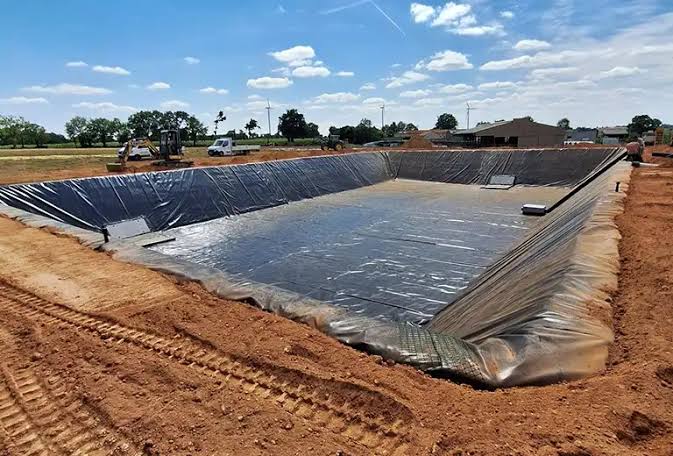 Agriculteur utilisant une application mobile de suivi agricole