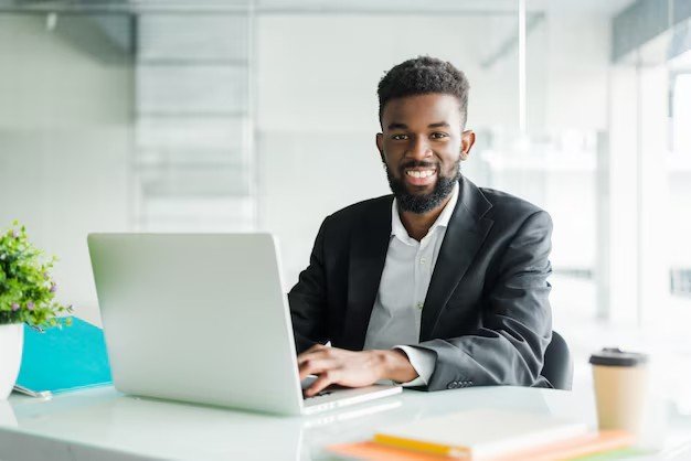 Jeune homme sénégalais au travail chez ARCHIDESIGN